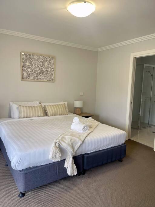 Serene Wagga Townhouse Getaway Villa Wagga Wagga Luaran gambar